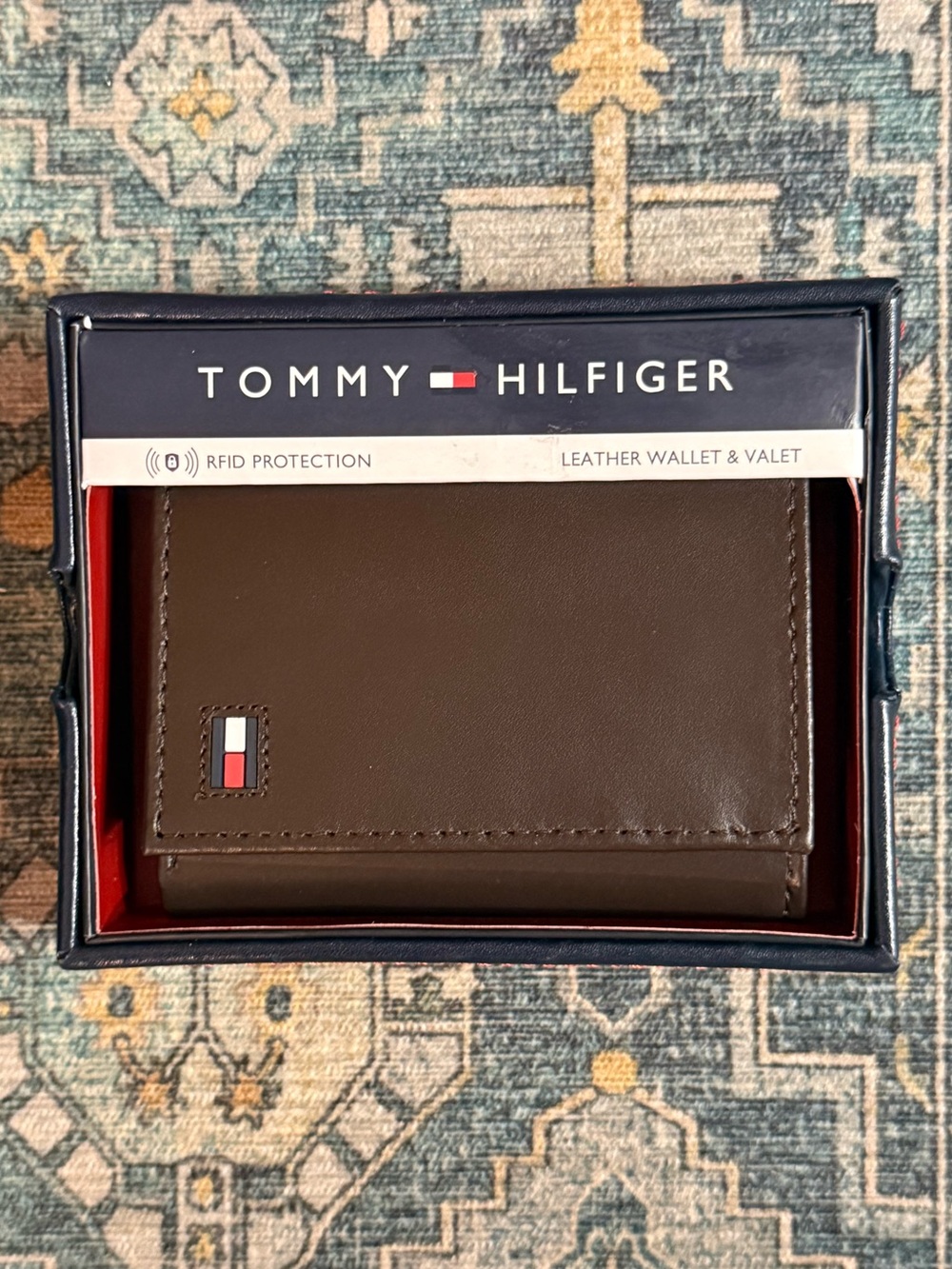 NIB TOMMY HILFIGER LEATHER WALLET